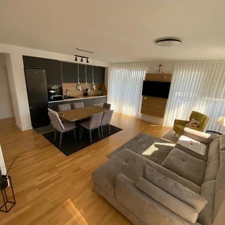 Apartment King With Private Parking *