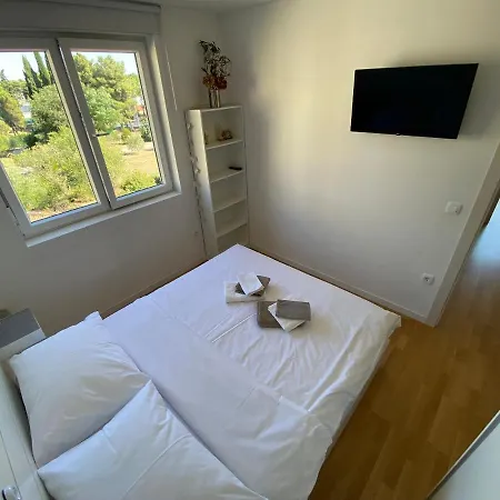 King With Private Parking Apartment Zadar