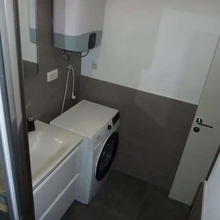 King With Private Parking Apartment *