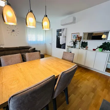 King With Private Parking Apartment *