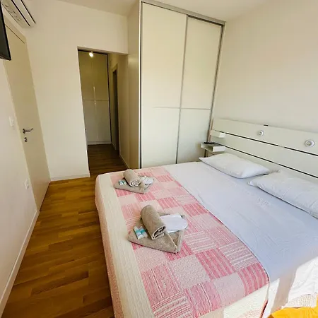 King With Private Parking Apartment *
