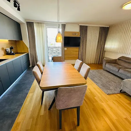 King With Private Parking Apartman