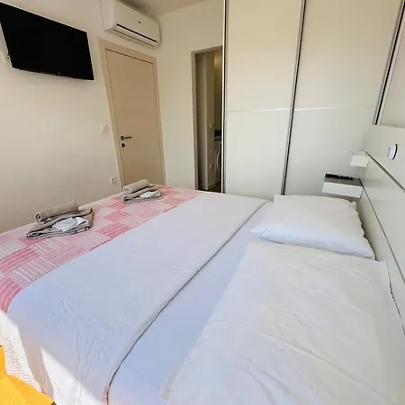 King With Private Parking Apartment Zadar