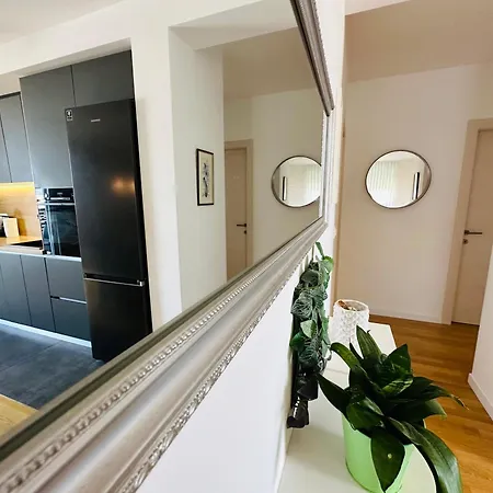 King With Private Parking Apartment *