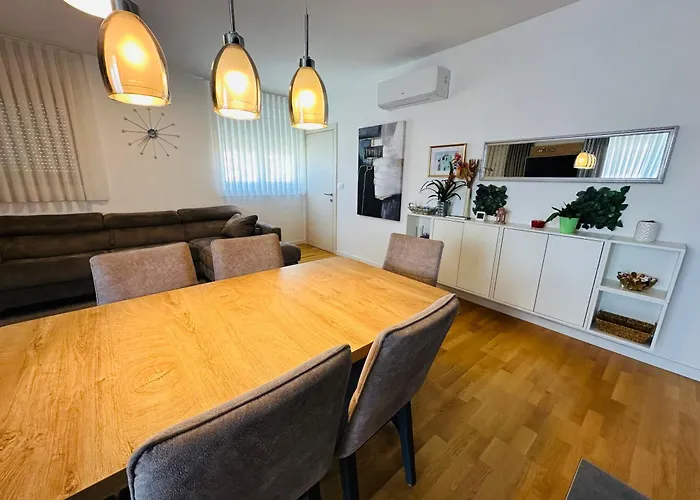 King With Private Parking 아파트 *