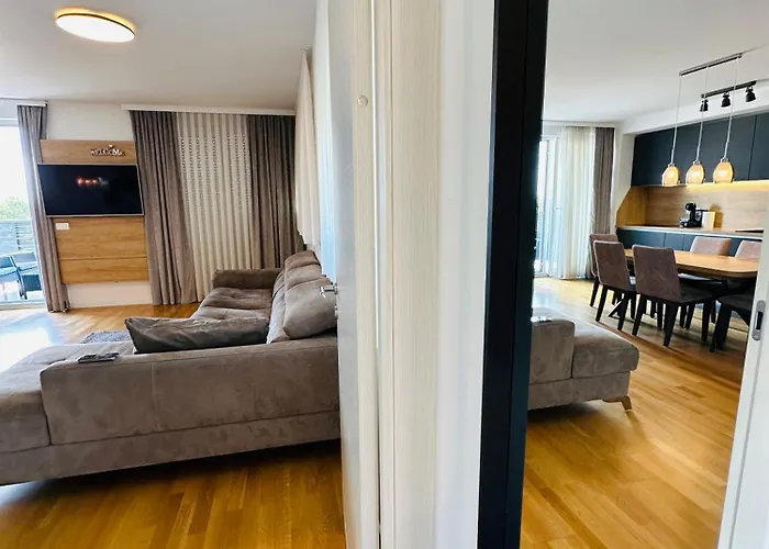 King With Private Parking *