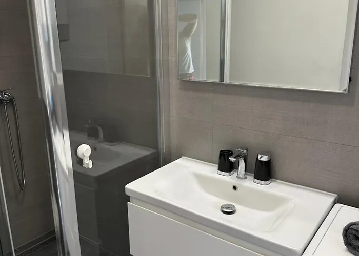 King With Private Parking