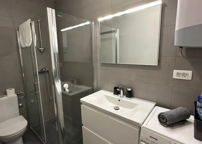 King With Private Parking *