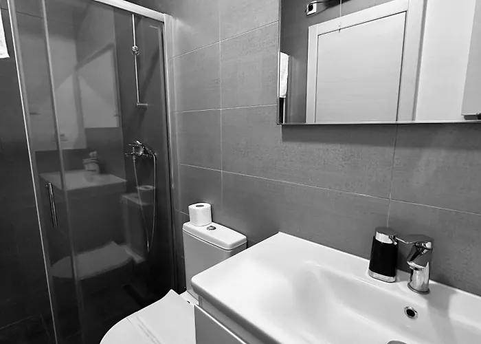 King With Private Parking *