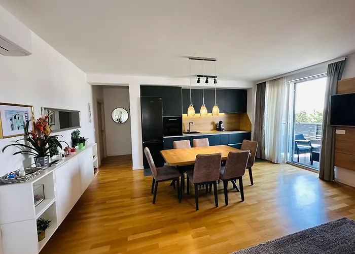 King With Private Parking