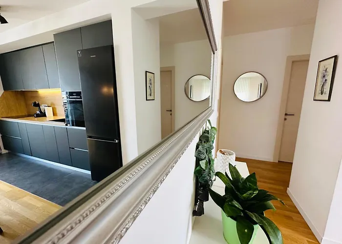 King With Private Parking Апартаменты *