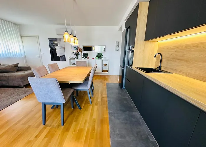 King With Private Parking Апартаменты